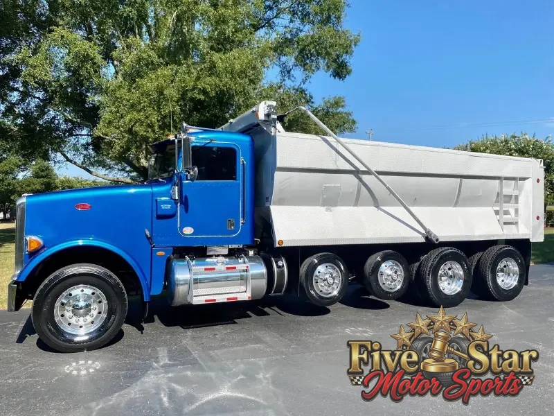 2014 Peterbilt 367 Dump Truck photo 1