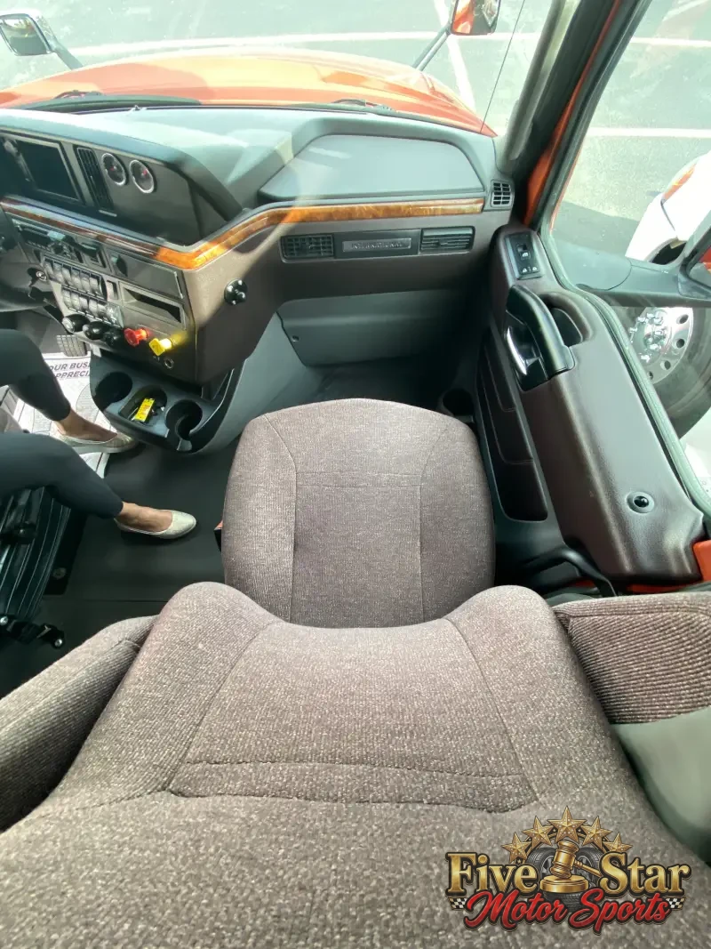 2018 International LT photo 28