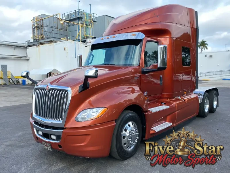 2018 International LT photo 1
