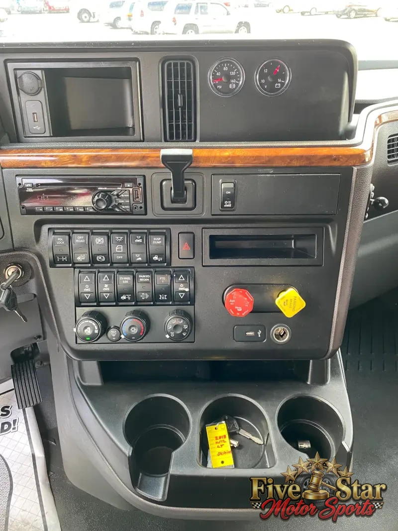 2018 International LT photo 3