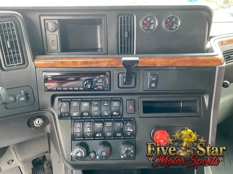 2018 International LT photo 2