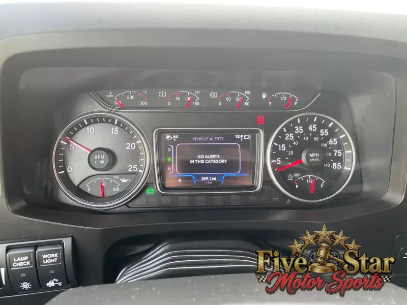 2018 International LT photo 13