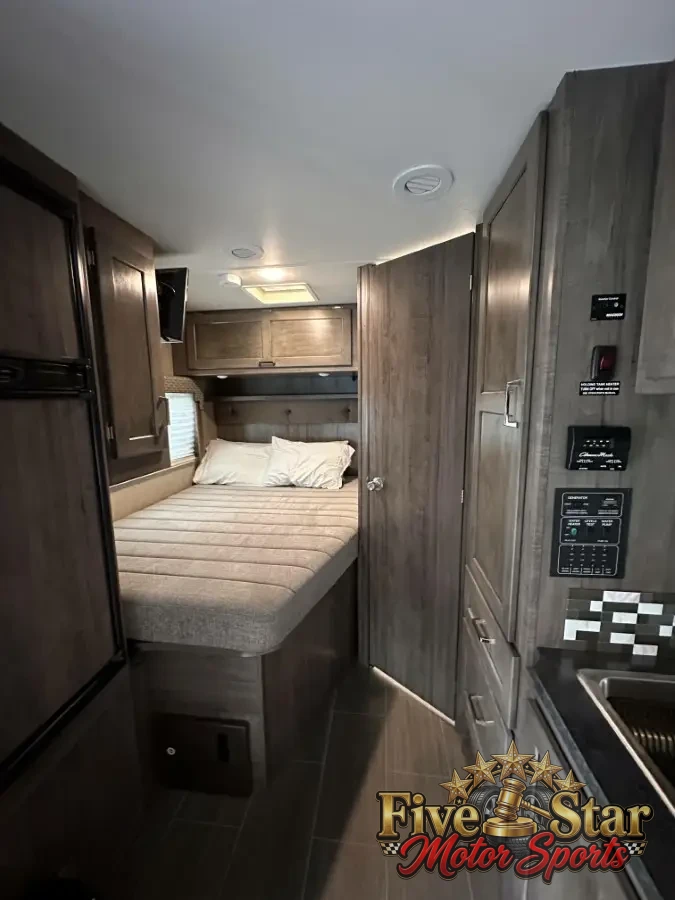 2018 Winnebago Spirit 25B photo 13