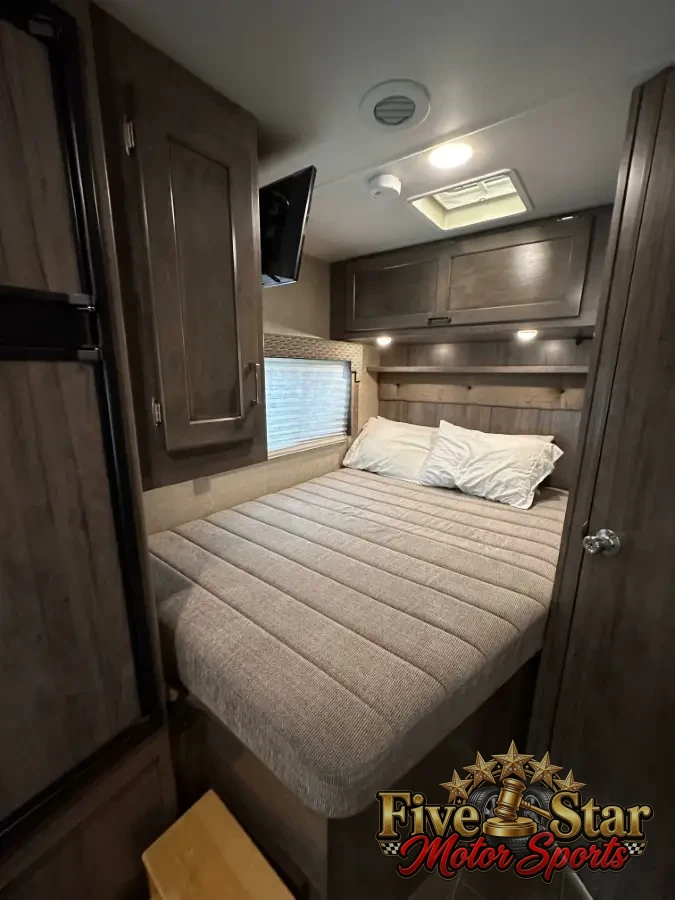2018 Winnebago Spirit 25B photo 5