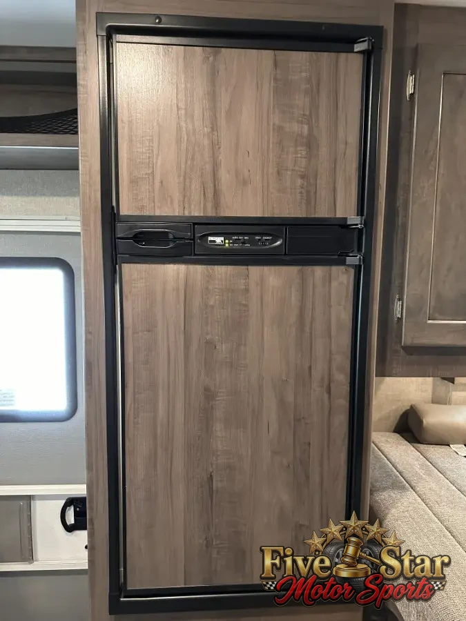 2018 Winnebago Spirit 25B photo 3