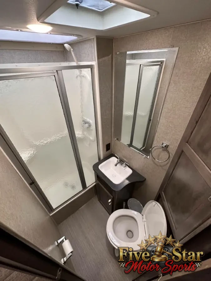 2018 Winnebago Spirit 25B photo 2