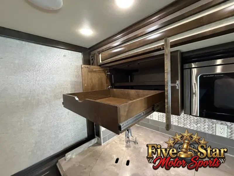 2018 Tiffin Phaeton 40IH photo 26