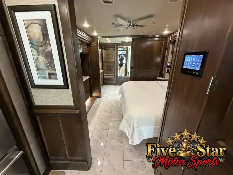 2018 Tiffin Phaeton 40IH photo 15