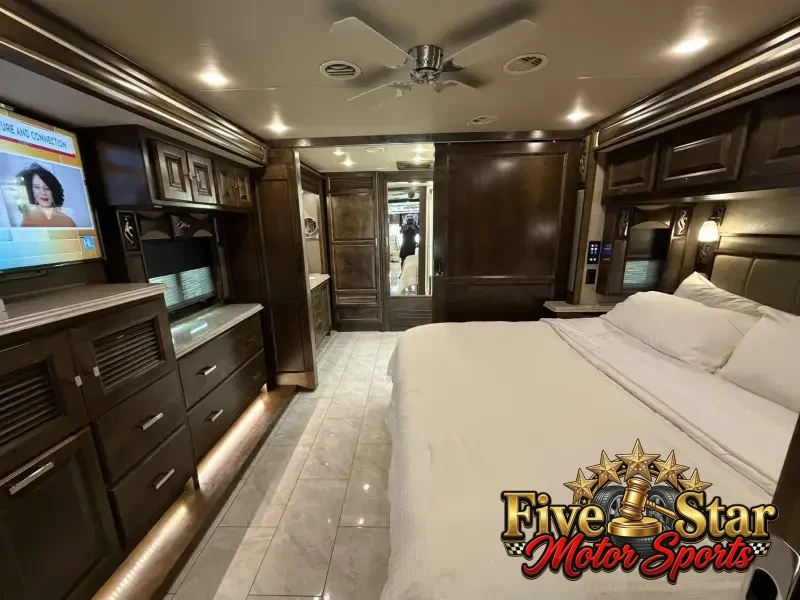 2018 Tiffin Phaeton 40IH photo 17