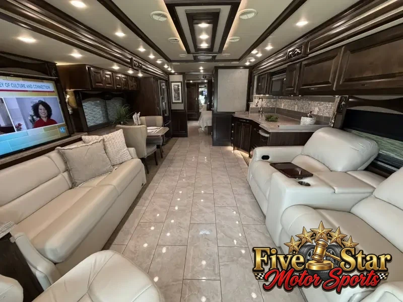 2018 Tiffin Phaeton 40IH photo 2