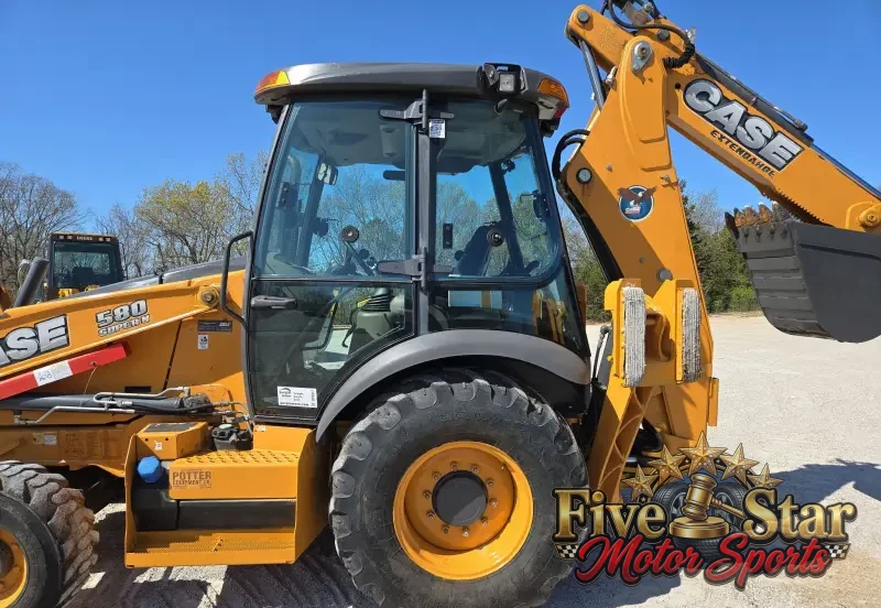 2016 Case 580 Super N photo 55