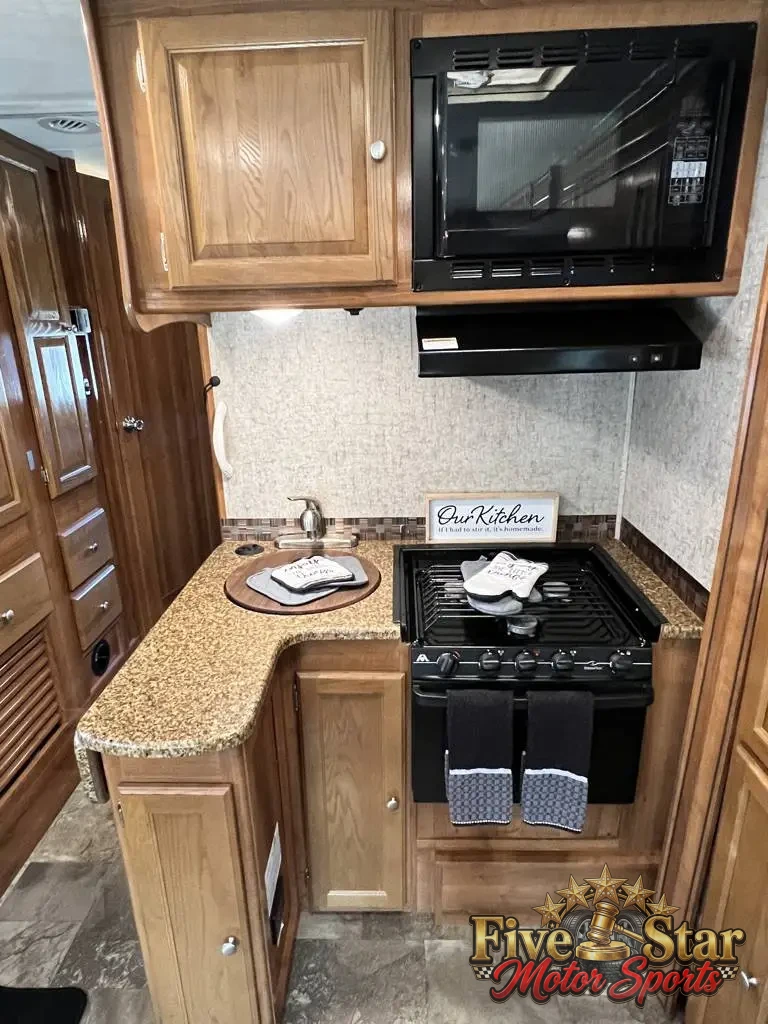 2019 Coachmen Leprechaun 260DS photo 11