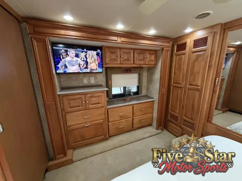 2011 Tiffin Phaeton 40QTH photo 28