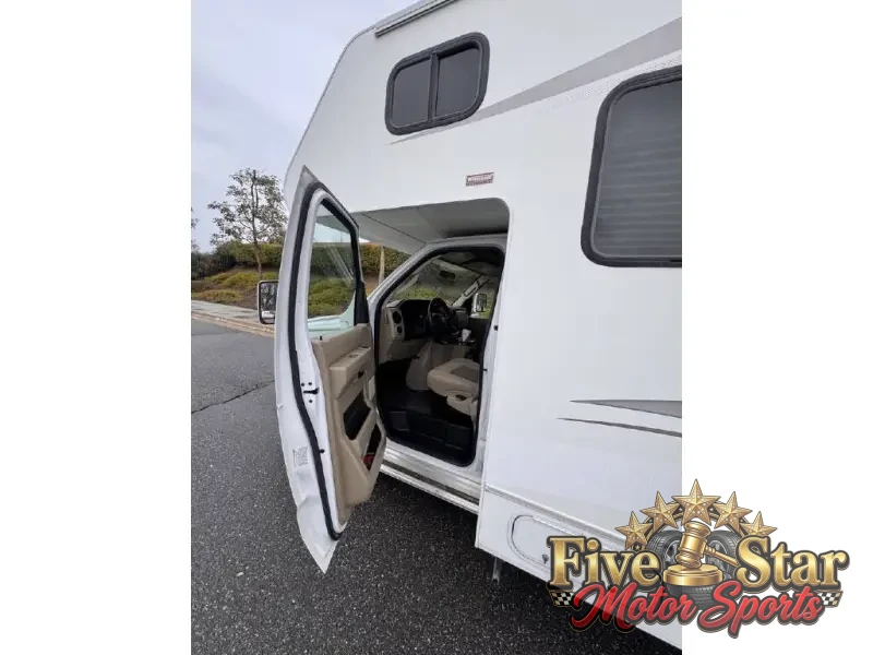 2015 Winnebago Minnie Winnie 22R photo 35
