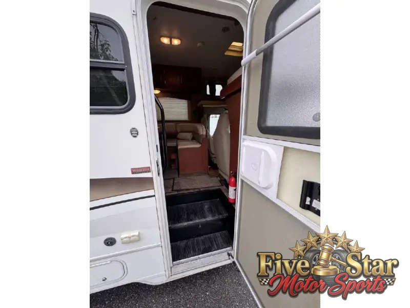 2015 Winnebago Minnie Winnie 22R photo 25
