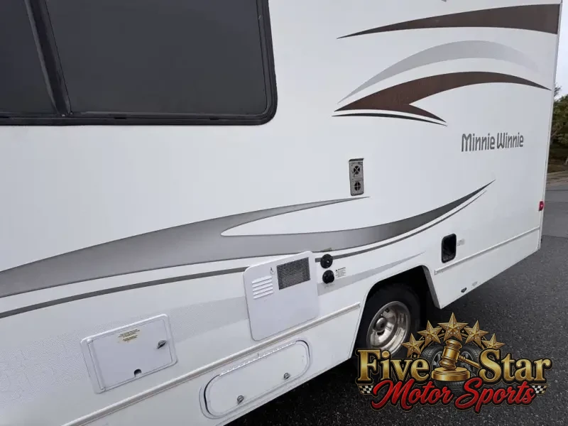 2015 Winnebago Minnie Winnie 22R photo 58
