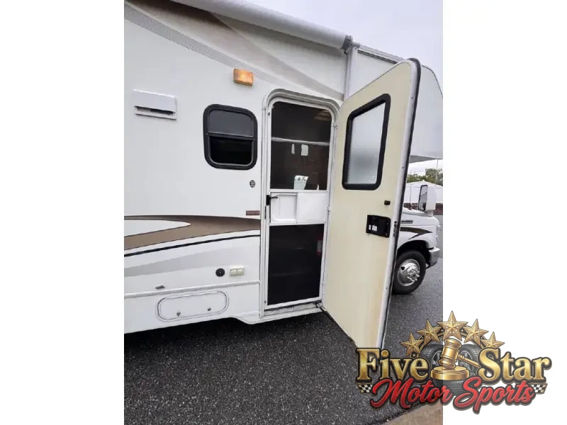 2015 Winnebago Minnie Winnie 22R photo 26