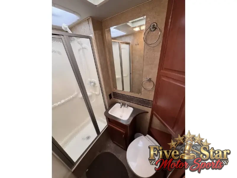 2015 Winnebago Minnie Winnie 22R photo 3