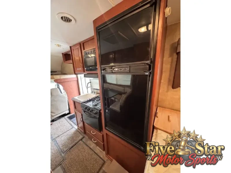 2015 Winnebago Minnie Winnie 22R photo 5