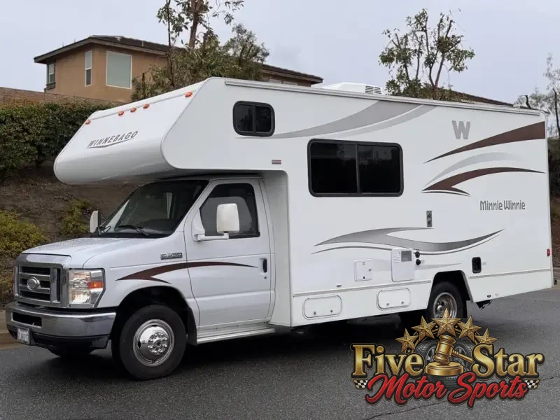 2015 Winnebago Minnie Winnie 22R photo 1