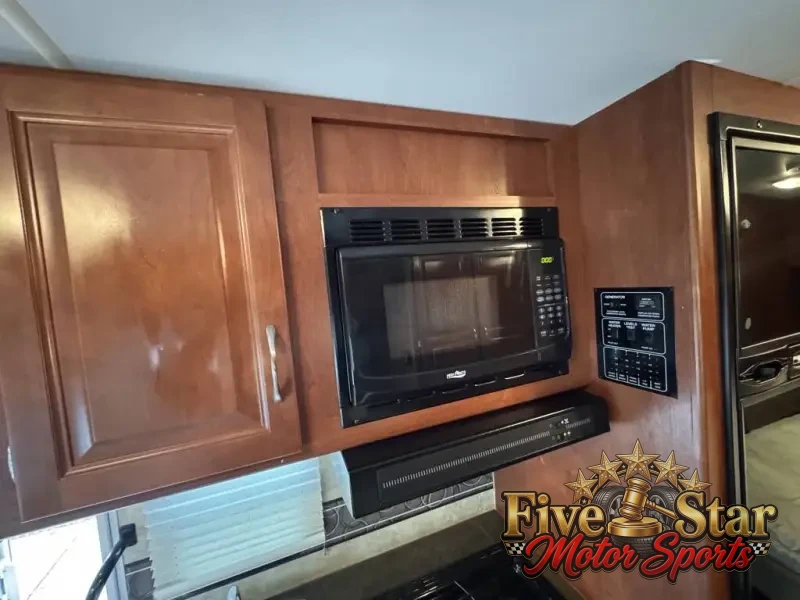 2015 Winnebago Minnie Winnie 22R photo 6