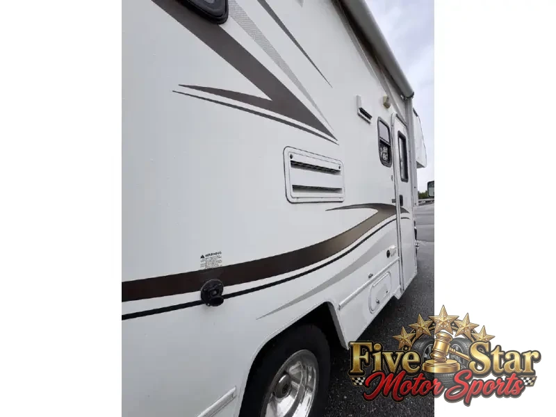 2015 Winnebago Minnie Winnie 22R photo 47