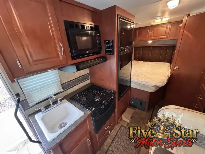 2015 Winnebago Minnie Winnie 22R photo 7