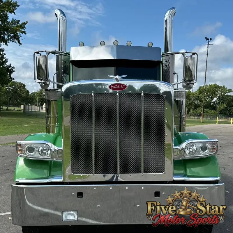 2021 Peterbilt 389 photo 2