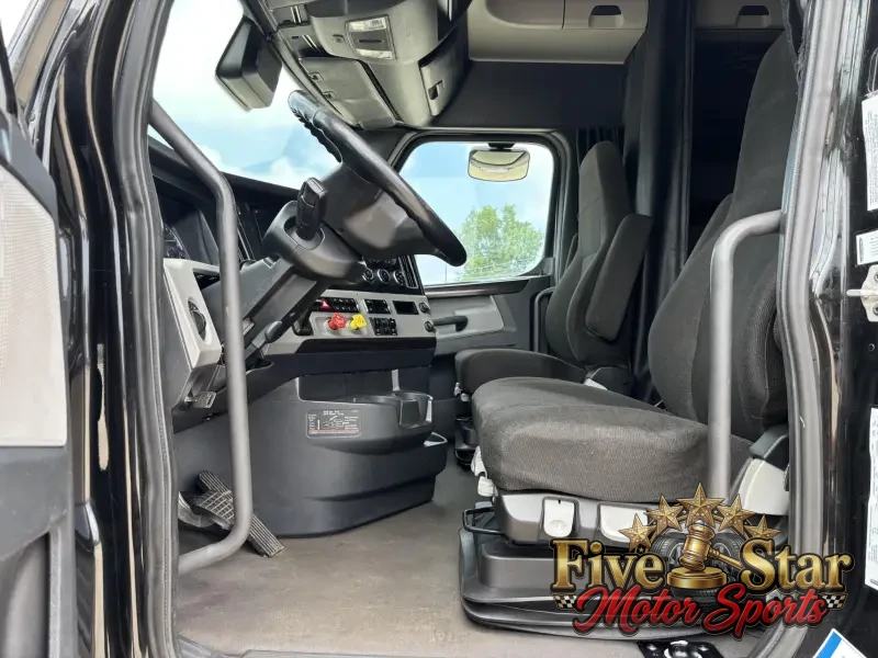 2021  Freightliner  CASCADIA 126 photo 16