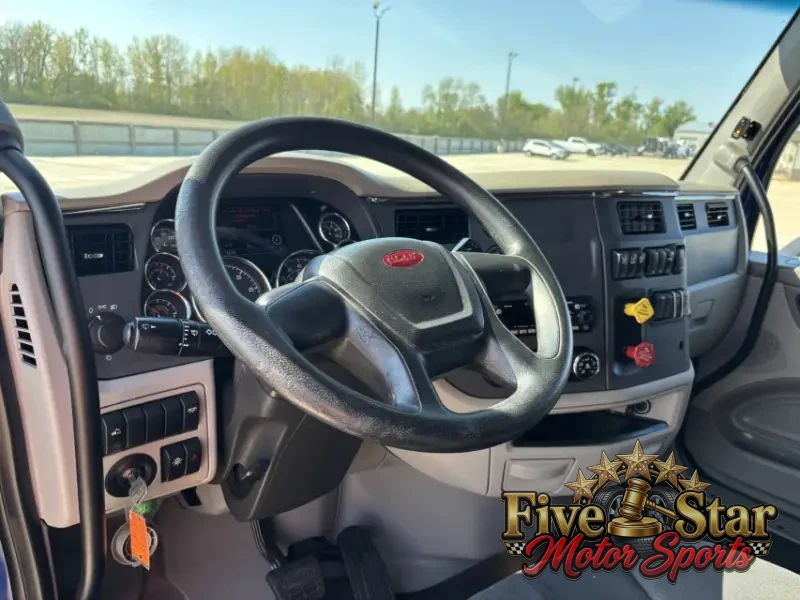 2022 Peterbilt 579 photo 15