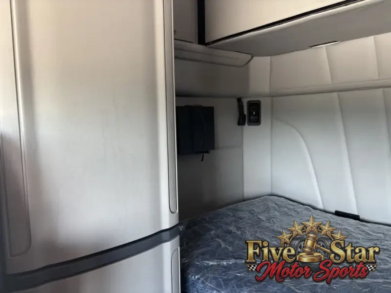 2022 Peterbilt 579 photo 18