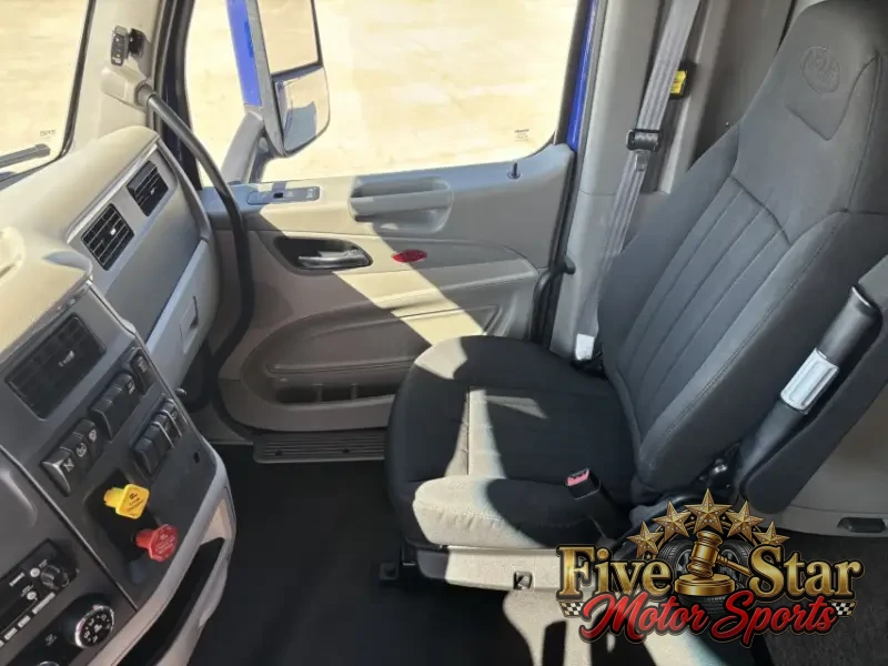2022 Peterbilt 579 photo 16
