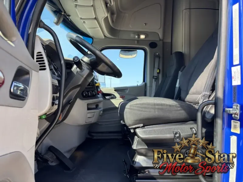 2022 Peterbilt 579 photo 12