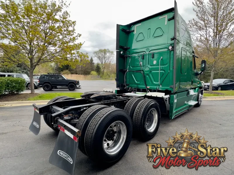 2018 Freightliner Cascadia 125 Evolution Sleeper photo 4