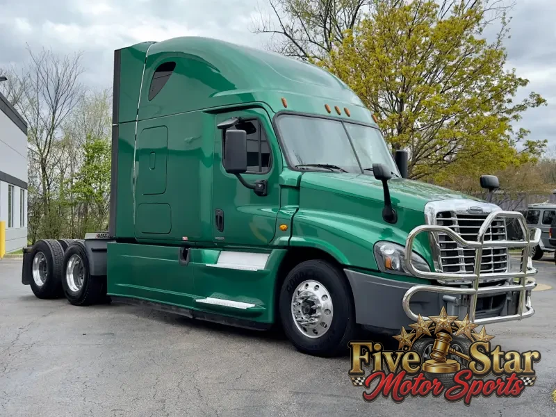 2018 Freightliner Cascadia 125 Evolution Sleeper photo 2