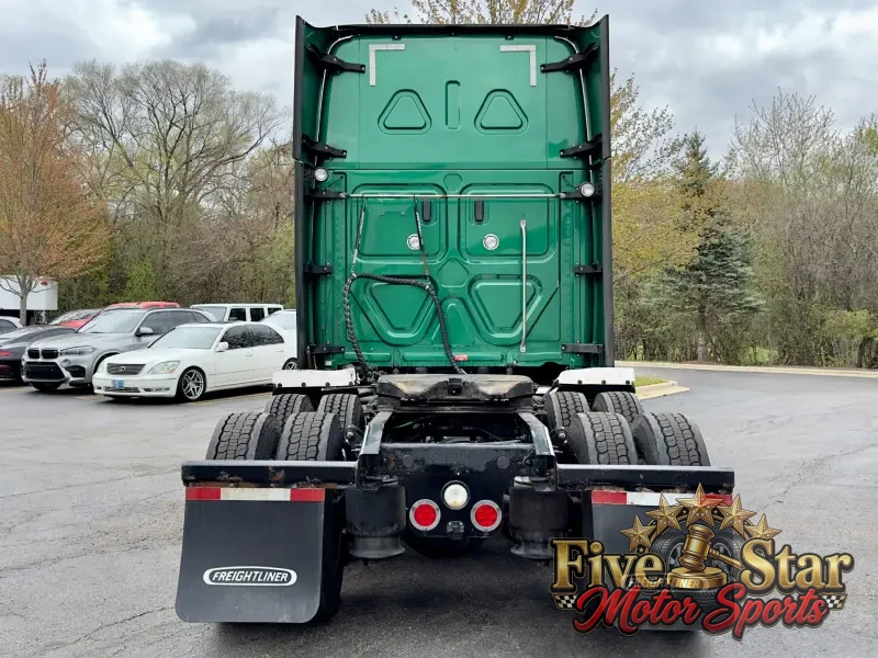 2018 Freightliner Cascadia 125 Evolution Sleeper photo 6