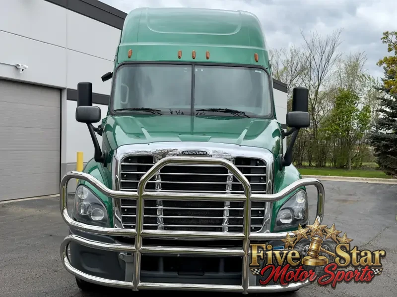 2018 Freightliner Cascadia 125 Evolution Sleeper photo 3