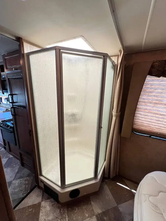 2014 Coachmen Leprechaun 319DS photo 10