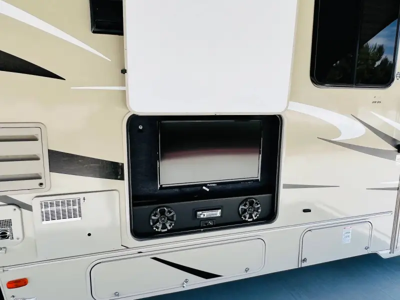 2014 Coachmen Leprechaun 319DS photo 21