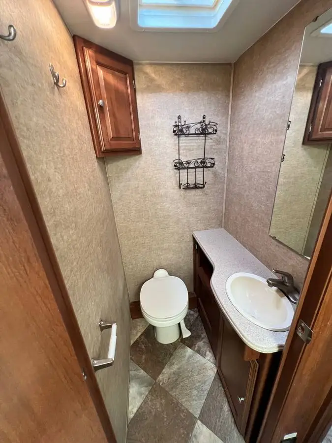2014 Coachmen Leprechaun 319DS photo 12
