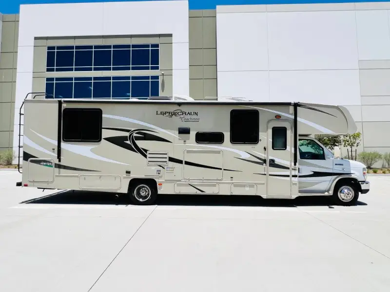 2014 Coachmen Leprechaun 319DS photo 4