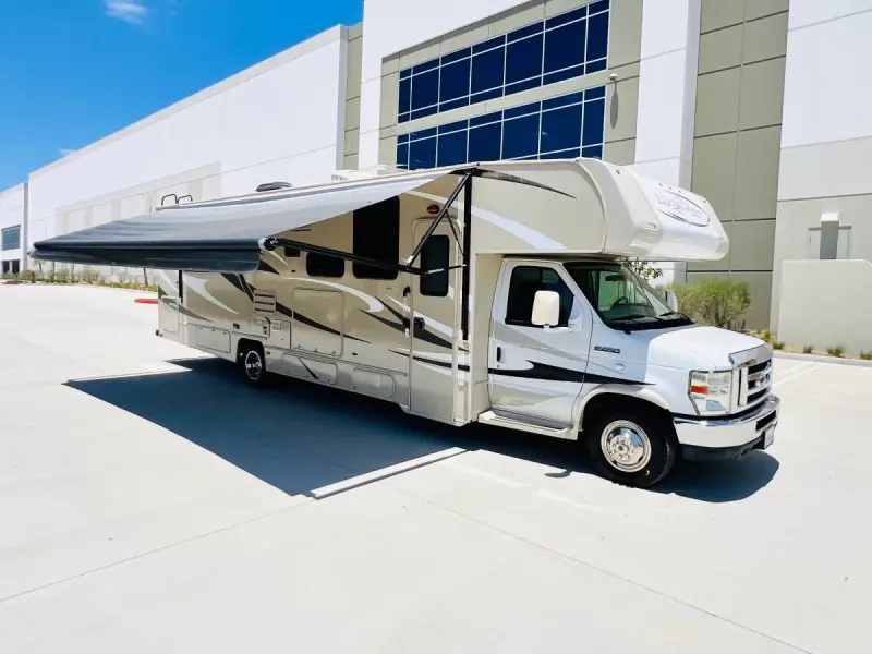 2014 Coachmen Leprechaun 319DS photo 17