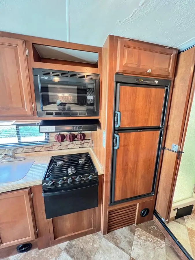 2014 Coachmen Leprechaun 319DS photo 22