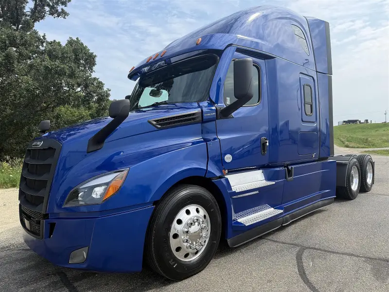 2022 Freightliner Cascadia 126 photo 1