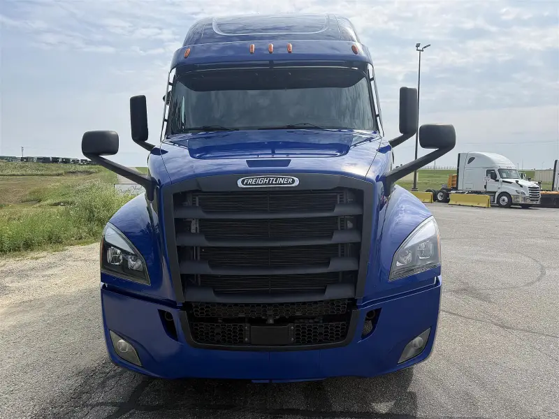 2022 Freightliner Cascadia 126 photo 2