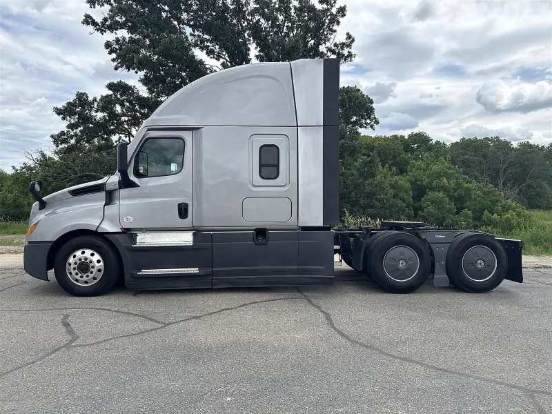 2022 Freightliner Cascadia 126 - Sleeper photo 4