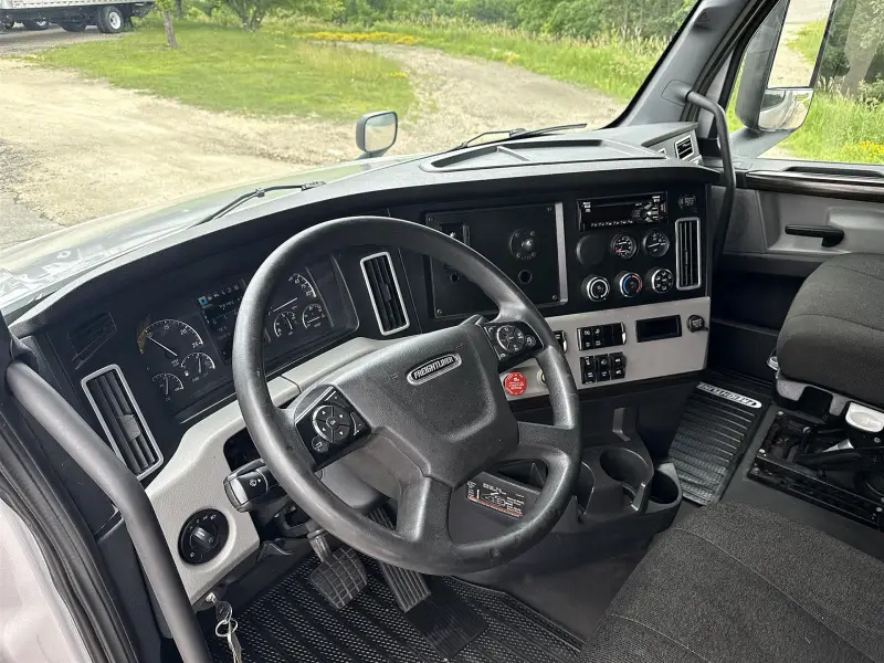 2022 Freightliner Cascadia 126 - Sleeper photo 6
