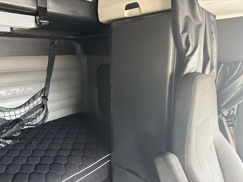 2022 Freightliner Cascadia 126 - Sleeper photo 10