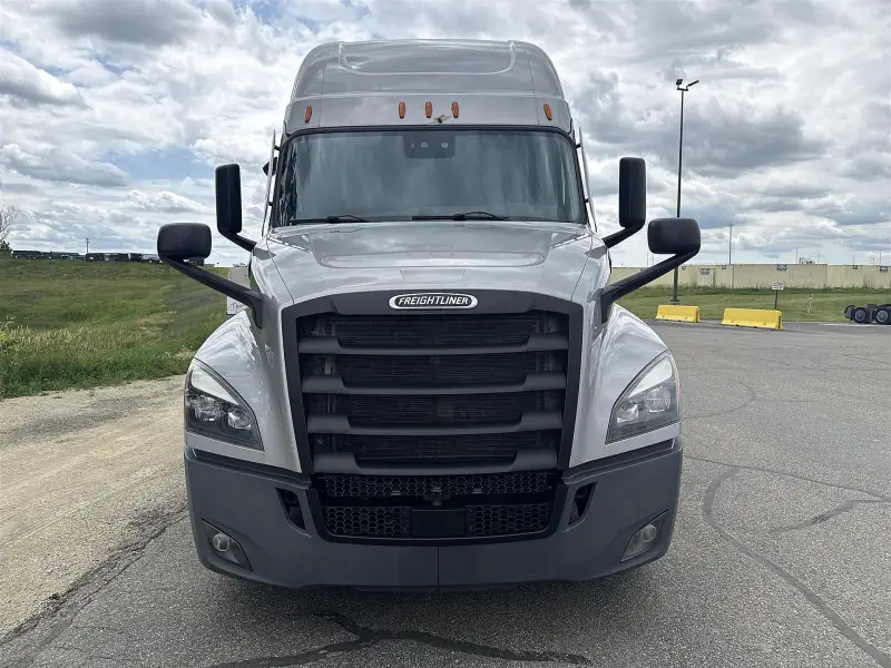 2022 Freightliner Cascadia 126 - Sleeper photo 2