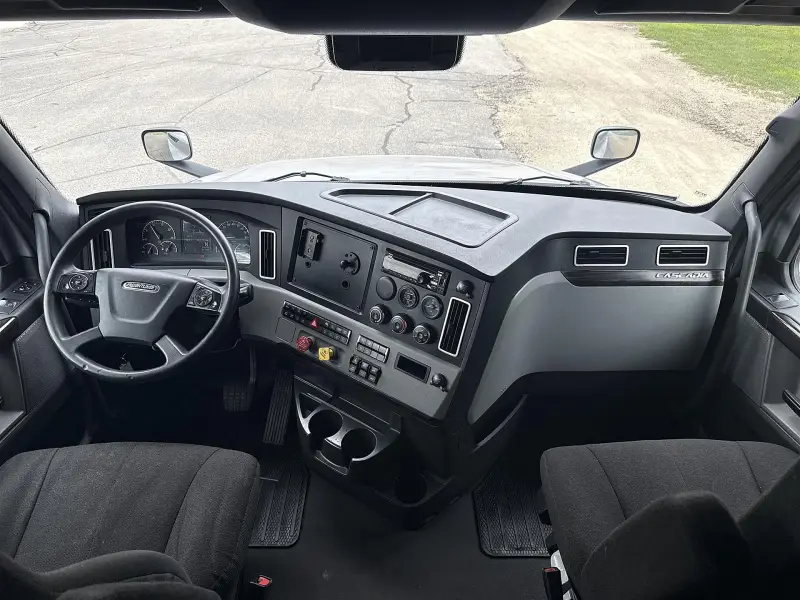2022 Freightliner Cascadia 126 - Sleeper photo 14